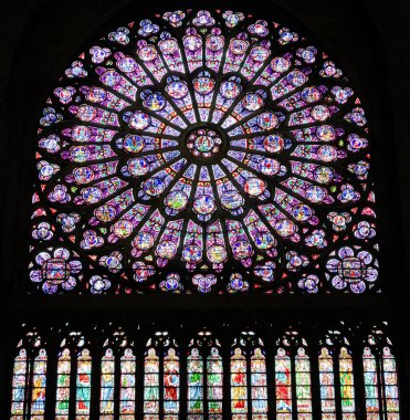 Paris, Fransa - 26 Eylül 2018 North Rose, Notre-Dame de Paris katedralinin iç mekanlarında 15 Nisan 2019'da açılan yangından önce vitrajlar vitrages vitrages vitrages vitrages vitrages vitrages vitrages vitrages vitrboya cam pencere. Paris, Fransa