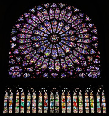 Paris, Fransa - 26 Eylül 2018 North Rose, Notre-Dame de Paris katedralinin iç mekanlarında 15 Nisan 2019'da açılan yangından önce vitrajlar vitrages vitrages vitrages vitrages vitrages vitrages vitrages vitrages vitrboya cam pencere. Paris, Fransa