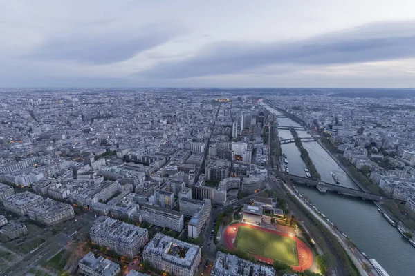 Панорама Парижа ввечері з висоти пташиного польоту на заході сонця — стокове фото