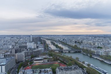 Kuş Uçuş yüksekliği akşam günbatımında Paris Panorama