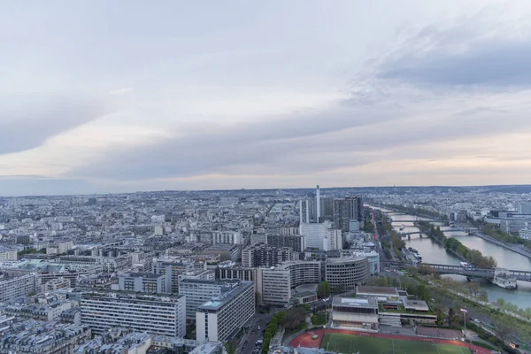 Panorama de París por la noche desde la altura del vuelo de las aves al atardecer —  Fotos de Stock