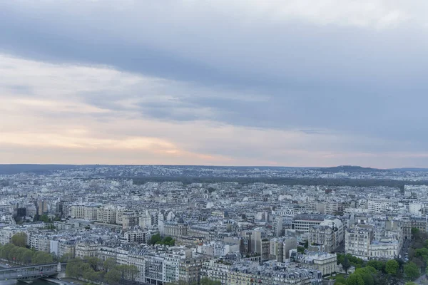 Panorama von Paris am Abend aus der Höhe des Vogelfluges bei Sonnenuntergang — Stockfoto