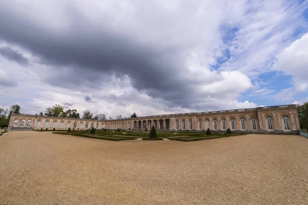 Una vista de un famoso palacio en París, Francia —  Fotos de Stock