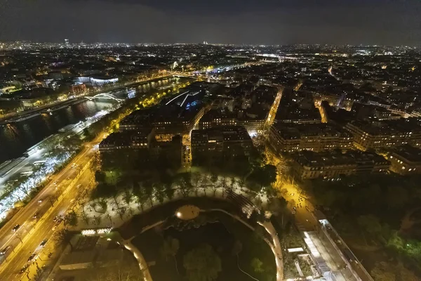 Panorama de Paris à noite a partir do auge do voo de aves ao pôr do sol — Fotografia de Stock