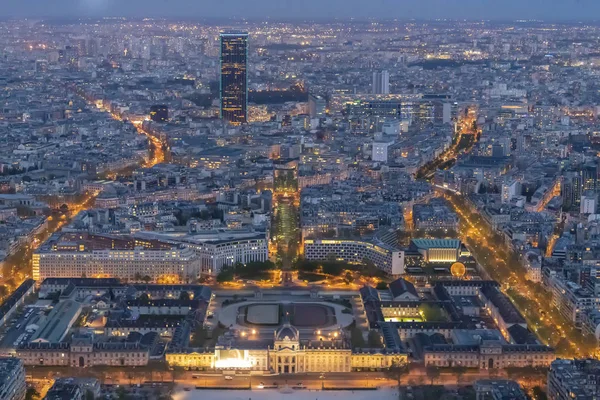 Panorama de Paris à noite a partir do auge do voo de aves ao pôr do sol — Fotografia de Stock