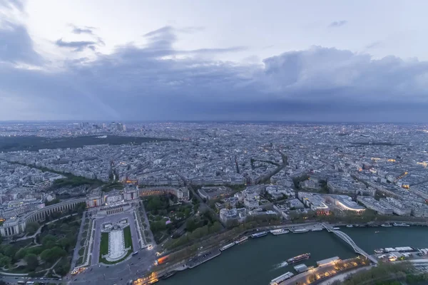 Panorama de París por la noche desde la altura del vuelo de las aves al atardecer —  Fotos de Stock