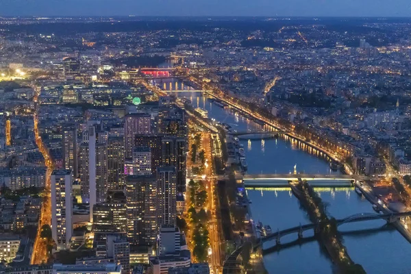 Panorama de París por la noche desde la altura del vuelo de las aves al atardecer —  Fotos de Stock