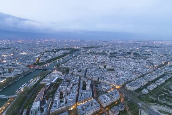 Panorama de París por la noche desde la altura del vuelo de las aves al atardecer —  Fotos de Stock