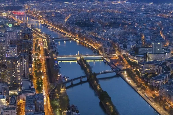 Panorama de París por la noche desde la altura del vuelo de las aves al atardecer —  Fotos de Stock