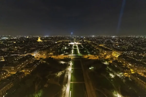 Panorama de París por la noche desde la altura del vuelo de las aves al atardecer —  Fotos de Stock