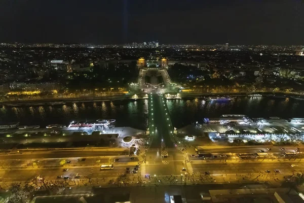 Panorama de Paris à noite a partir do auge do voo de aves ao pôr do sol — Fotografia de Stock