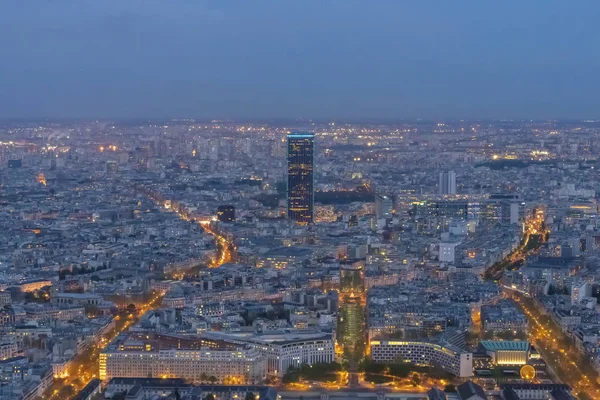 Panorama de Paris à noite a partir do auge do voo de aves ao pôr do sol — Fotografia de Stock