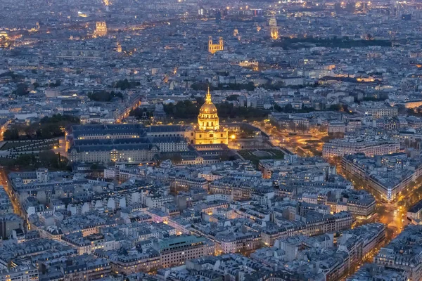 Panorama de París por la noche desde la altura del vuelo de las aves al atardecer —  Fotos de Stock