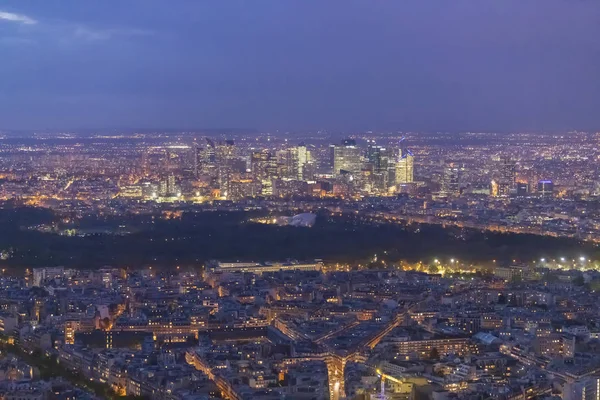 Panorama de Paris à noite a partir do auge do voo de aves ao pôr do sol — Fotografia de Stock