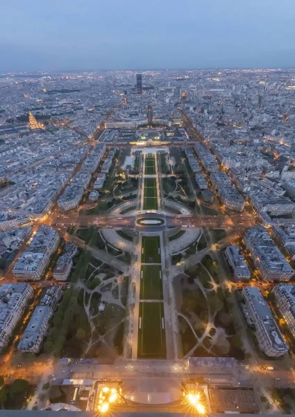 Panorama de Paris à noite a partir do auge do voo de aves ao pôr do sol — Fotografia de Stock