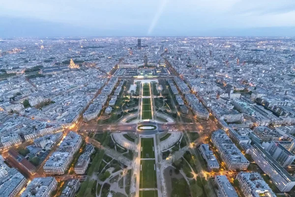 Panorama de París por la noche desde la altura del vuelo de las aves al atardecer —  Fotos de Stock