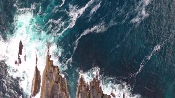 Hermosa vista del faro de Valentia Island en Cromwell Point. Lugares que vale la pena visitar en la ruta costera del Atlántico. Escenic Irish countyside on sunny summer day, County Kerry, Irlanda . — Vídeo de stock