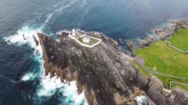 Cromwell Point Valentia Adası Deniz Feneri güzel bir görünüm. Vahşi Atlantik Yolu'nda görülmeye değer yerler. Güneşli yaz gününde Manzara İrlanda countyside, County Kerry, İrlanda.