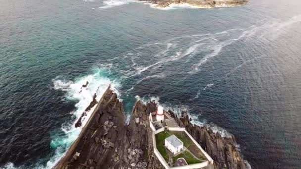 Hermosa vista del faro de Valentia Island en Cromwell Point. Lugares que vale la pena visitar en la ruta costera del Atlántico. Escenic Irish countyside on sunny summer day, County Kerry, Irlanda . — Vídeo de stock