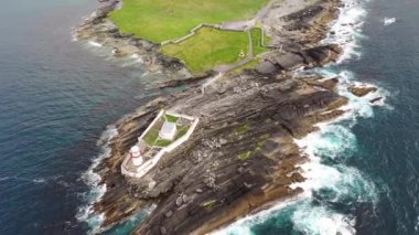 Cromwell Point Valentia Adası Deniz Feneri güzel bir görünüm. Vahşi Atlantik Yolu'nda görülmeye değer yerler. Güneşli yaz gününde Manzara İrlanda countyside, County Kerry, İrlanda.