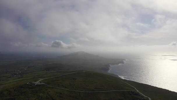 Geokaun mountain and Fogher Cliffs, Valentia Island, Ierland — Stockvideo