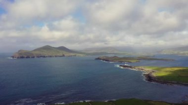 Valentia Adası 'nın güzel hava manzarası. Vahşi Atlantik Yolu 'nda ziyaret etmeye değer yerler. Güneşli yaz gününde İrlanda manzaralı Kerry ilçesi, İrlanda.