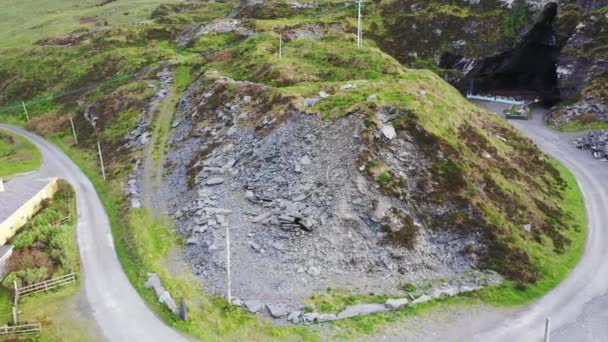 Antigua cantera de pizarra y gruta con estatua de la Virgen María, Isla de Valentia, Irlanda — Vídeo de stock