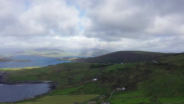 Bella vista aerea dell'isola di Valentia. Luoghi da visitare sulla Wild Atlantic Way. Panoramica delle contee irlandesi nella soleggiata giornata estiva, contea di Kerry, Irlanda . — Video Stock