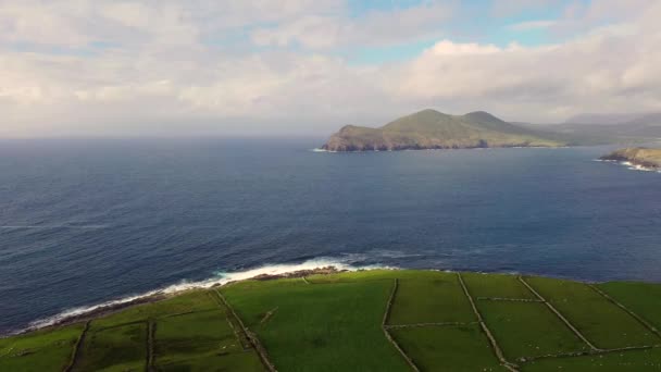 Belle vue aérienne de l'île Valentia. Lieux à visiter sur le Wild Atlantic Way. Campagne irlandaise pittoresque le jour d'été ensoleillé, comté de Kerry, Irlande . — Video