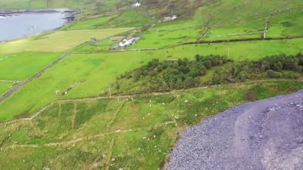 Luchtfoto van leisteengroeve, Valentia Island, Ierland — Stockvideo