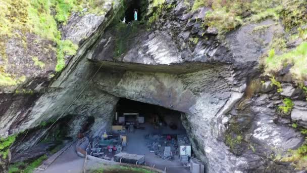 Alter schieferbruch und grotte mit statue der jungfrau maria, valentia insel, irland — Stockvideo