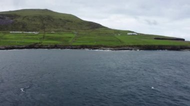 Valentia Adası 'nın güzel hava manzarası. Vahşi Atlantik Yolu 'nda ziyaret etmeye değer yerler. Sıkıcı bir bahar gününde İrlanda manzaralı Kerry İlçesi, İrlanda.