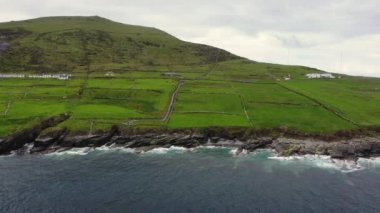 Valentia Adası 'nın güzel hava manzarası. Vahşi Atlantik Yolu 'nda ziyaret etmeye değer yerler. Sıkıcı bir bahar gününde İrlanda manzaralı Kerry İlçesi, İrlanda.