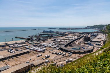 DOVER, KENT, UK - Mayıs 2020: Dover Limanı 'nda Mayıs 2020' de Dover, İngiltere 'de birkaç feribot ve kamyon görüldü.