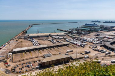DOVER, KENT, UK - Mayıs 2020: Dover Limanı 'nda Mayıs 2020' de Dover, İngiltere 'de birkaç feribot ve kamyon görüldü.