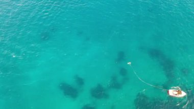 Bir su kayakçısını çeken motorlu teknenin hava görüntüsü. Elounda, Girit, Yunanistan
