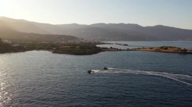 Motorlu bir teknenin tüpü çektiği hava görüntüsü. Elounda, Girit, Yunanistan