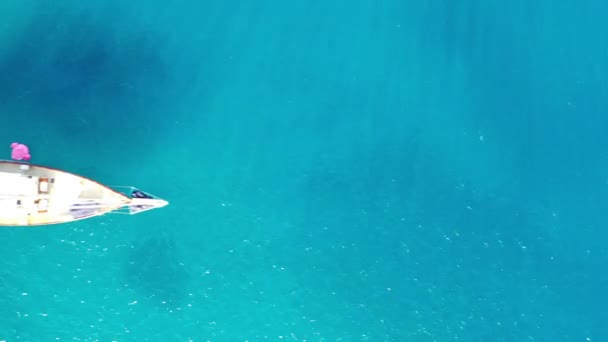 Vista aérea de un yaht amarrado cerca de la isla Spinalonga, Creta, Grecia — Vídeo de stock