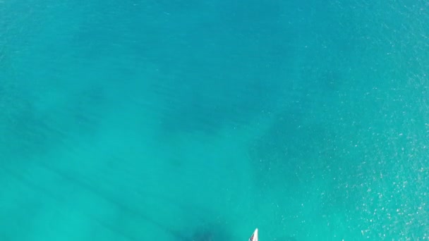 Vue aérienne d'un yaht amarré près de l'île de Spinalonga, Crète, Grèce — Video