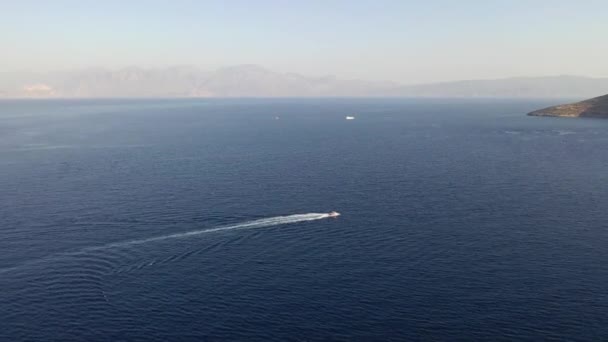 Αεροφωτογραφία μηχανοκίνητου σκάφους που έλκει σκιέρ. Ελούντα, Κρήτη, Ελλάδα — Αρχείο Βίντεο