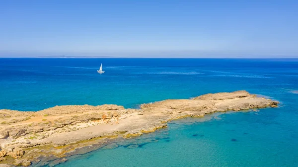 Widok z lotu ptaka na plażę św. Mikołaja i kościół, Zakynthos, Grecja — Zdjęcie stockowe