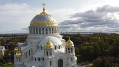 St. Nicholas Ortodoks Donanma Katedrali 'nin havadan görünüşü. 1903-1913 yılları arasında inşa edilmiş. Kronshtadt, St. Petersburg, Rusya