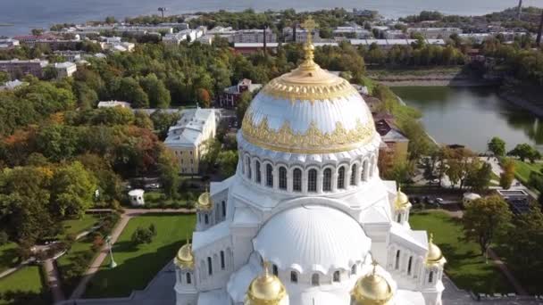 Vista aérea da Catedral Naval Ortodoxa de São Nicolau. Construído em 1903-1913. Kronshtadt, São Petersburgo, Rússia — Vídeo de Stock