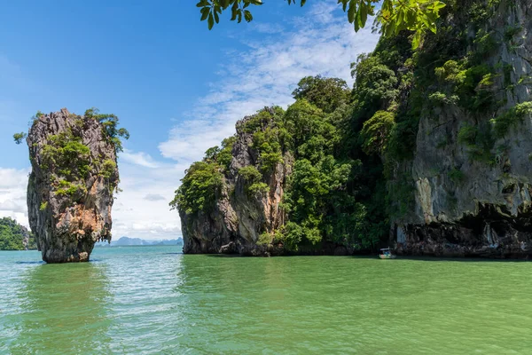 Tayland 'daki turkuaz yeşil sulardan dramatik kireç taşı oluşumları yükseliyor. Uçurumları olan tropik deniz manzarası, yemyeşil bitki örtüsü ve egzotik doğa, popüler seyahat ve macera mekanı..