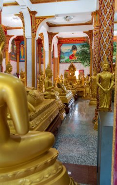 Huzurlu ve huzurlu bir tapınak. Sayısız altın Buda heykeli ve canlı sanat eserleriyle süslenmiş.