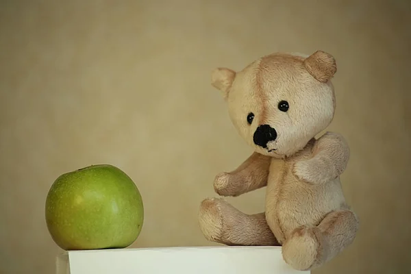 Ev yapımı Teddy ayı oyuncak yeşil meyve önünde oturan