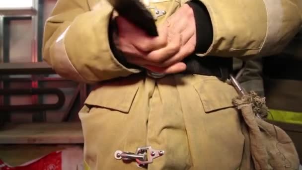 Hasičský Brigáda Oblečená Overu Dostane Požárního Vozu Byly Zahrnuty Speciální — Stock video
