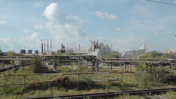 Construção Uma Enorme Planta Metalúrgica Tarde Loja Cachimbos Ligeiramente Fumadores — Vídeo de Stock