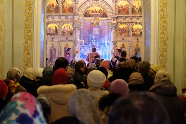 Clero Iglesia Ortodoxa Rusa Gente Reza Delante Altar Abierto Del — Foto de Stock