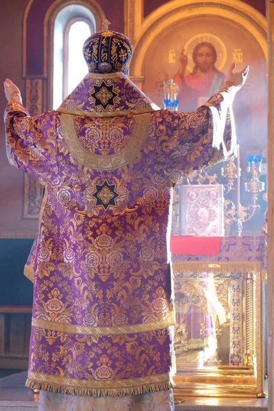 Rus Ortodoks Kilisesi rahibi dua ediyor. Rus Ortodoks Kilisesi rahibi dua ediyor. Sunak parlaklıkla dolu..